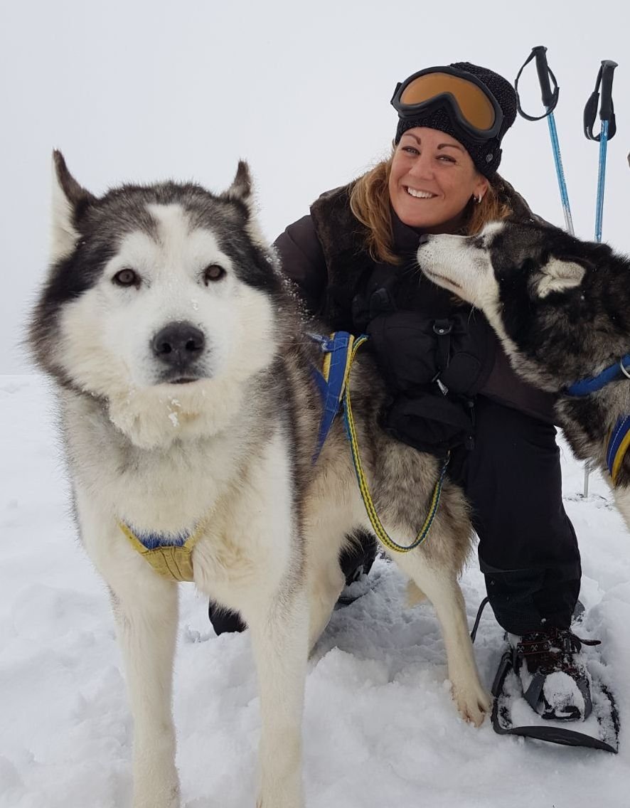 Chantal met huskies in de sneeuw